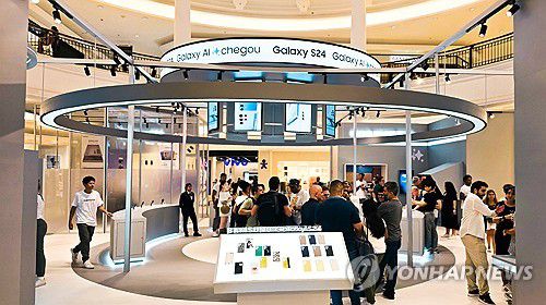 브라질 상파울루 '갤럭시 S24 시리즈' 체험 공간(서울=연합뉴스) 삼성전자가 모바일 AI의 시대를 여는 '갤럭시 S24 시리즈'를 전 세계 주요 국가에서 오는 31일부터 출시한다. 사진은 지난 17일 브라질 상파울루에 위치한 '갤럭시 S24 시리즈' 체험 공간에서 현지 소비자들이 제품을 체험하는 모습. 2024.1.30 [삼성전자 제공. 재판매 및 DB 금지] photo@yna.co.kr