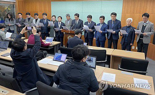 '정책 경쟁 촉구' 기자회견하는 전북자치도의원들(전주=연합뉴스) 임채두 기자 = 더불어민주당 소속 전북특별자치도의회 의원들이 30일 오전 전북자치도의회에서 '총선 정책 경쟁'을 촉구하는 기자회견을 하고 있다. 2024.1.30 doo@yna.co.kr