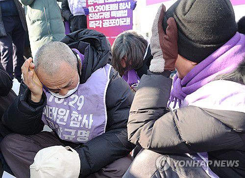 이태원 특별법 재의요구안 의결에 유가족 분노(서울=연합뉴스) 최재구 기자 = 10.29이태원참사 유가족들이 30일 오전 서울 종로구 정부서울청사 앞에서 농성 중 이태원 참사 특별법 재의요구안 의결 소식이 전해지자 허탈해하고 있다. 2024.1.30 jjaeck9@yna.co.kr