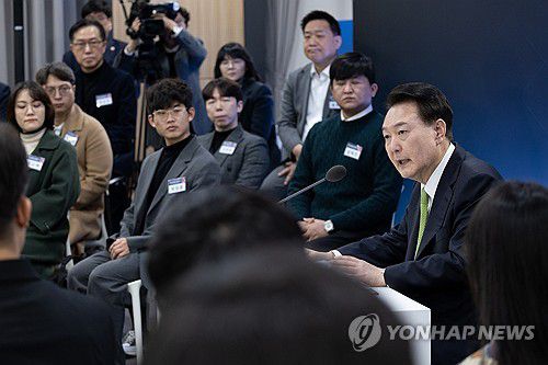 윤석열 대통령, '상생 디지털 국민권익 보호' 민생 토론 발언(성남=연합뉴스) 진성철 기자 = 윤석열 대통령이 30일 경기도 성남시 판교제2테크노밸리기업지원허브에서 열린 '국민과 함께하는 민생토론회- 일곱번째, 상생의 디지털, 국민권익 보호'에서 발언하고 있다.  2024.1.30  [대통령실 제공. 재판매 및 DB 금지] zjin@yna.co.kr