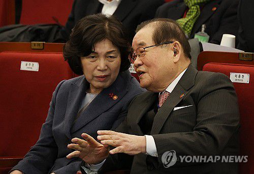 국가보훈부 장관과 광복회장(서울=연합뉴스) 신준희 기자 = 강정애 국가보훈부 장관(왼쪽)과 이종찬 광복회장이 30일 국회도서관에서 열린 '독립운동가 이승만 학술 대토론회'에서 대화하고 있다. 2024.1.30 hama@yna.co.kr