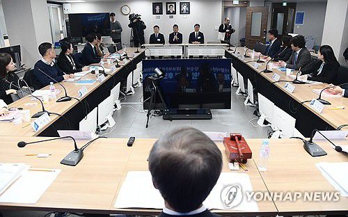 더불어민주당, 22대 국회의원선거 후보자 면접(서울=연합뉴스) 이정훈 기자 = 더불어민주당 공직선거후보자추천관리위원회가 31일 오전 서울 여의도 당사에서 4·10 총선 후보 공천을 위한 면접을 실시한 가운데, 울산 동구을 김종환, 김태선, 황명필 예비 후보가 발언하고 있다.   2024.1.31 [공동취재] uwg806@yna.co.kr