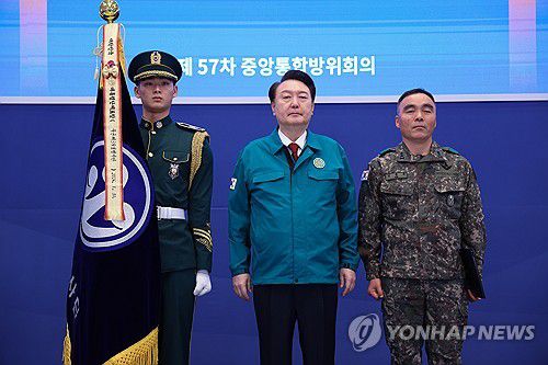 윤석열 대통령, 39보병사단에 대통령 표창 수여(서울=연합뉴스) 진성철 기자 = 윤석열 대통령이 31일 청와대 영빈관에서 열린 제57차 중앙통합방위회의에서 김종묵 39보병 사단장에게 대통령 표창을 수여한 뒤 기념 촬영을 하고 있다. 2024.1.31 zjin@yna.co.kr