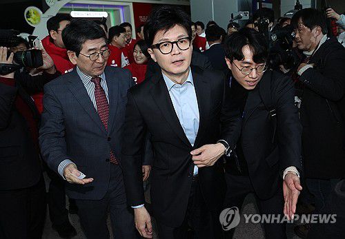 한국나노기술원 찾은 한동훈 비대위원장(수원=연합뉴스) 신준희 기자 = 국민의힘 한동훈 비상대책위원장이 31일 경기도 수원시 한국나노기술원을 방문하고 있다. 2024.1.31 hama@yna.co.kr