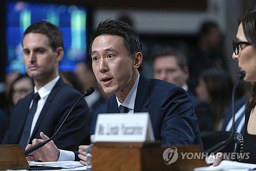 틱톡 CEO "나는 싱가포르 사람입니다"(워싱턴 AP=연합뉴스) 틱톡 추쇼우즈 CEO가 31일(현지시간) 미 의회에서 열린 청문회에서 연방 상원의원들 질의에 답하고 있다. 2024. 2. 1. photo@yna.co.kr