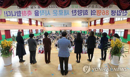 인사하는 선생님[연합뉴스 자료사진]