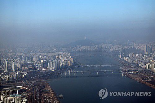 초미세먼지 농도, 나쁨(서울=연합뉴스) 박동주 기자 = 서울 지역 초미세먼지 농도가 나쁨 수준을 보인 31일 오전 서울 시내가 뿌옇게 보이고 있다. 2024.1.31 pdj6635@yna.co.kr