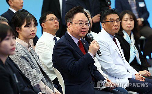 의료개혁 방안 발표하는 조규홍 복지부 장관(성남=연합뉴스) 진성철 기자 = 조규홍 보건복지부 장관이 1일 경기도 성남시 분당서울대병원에서 윤석열 대통령이 참석한 가운데 열린 '국민과 함께하는 민생토론회-여덟 번째, 생명과 지역을 살리는 의료개혁'에서 의료개혁 방안을 발표하고 있다. 2024.2.1  [대통령실통신사진기자단] zjin@yna.co.kr