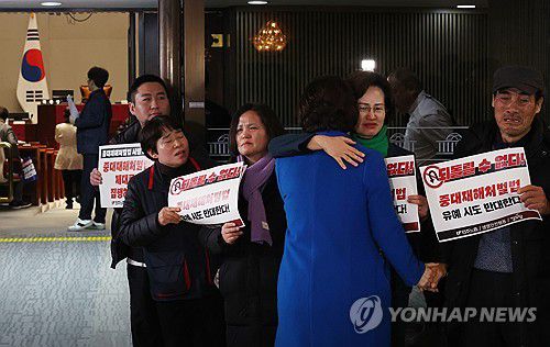 여당 제안 거부, 노동계 편에 선 민주당(서울=연합뉴스) 신준희 기자 = 더불어민주당 이수진 의원이 1일 국회에서 열리는 의원총회에 입장하다 중대재해처벌법 유예 반대 피케팅을 하고 있는 정의당과 노동계 관계자들과 인사하고 있다.      더불어민주당은 이날 의원총회에서 국민의힘이 제시한 중처법 최종 협상안을 논의했지만 결국 받아들이지 않았다. 2024.2.1 hama@yna.co.kr