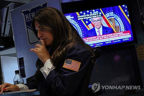 NYSE 입회장에 트레이더와 뒤로 보이는 모니터 화면[연합뉴스 자료사진]