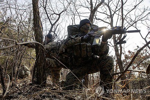 적 후방지역 특수정찰 훈련하는 한미 특전대원(서울=연합뉴스) 한미 특전대원들이 지난달 31일 경기 포천시 로드리게스 훈련장 일대에서 적 후방지역 특수정찰 훈련을 하고 있다. 2024.2.2 [육군 제공. 재판매 및 DB 금지] photo@yna.co.kr