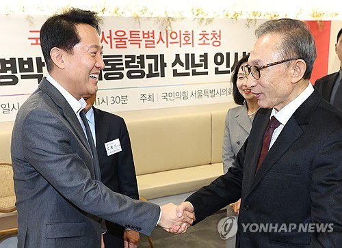 오세훈 시장과 악수하는 이명박 전 대통령(서울=연합뉴스) 김성민 기자 = 이명박 전 대통령이 2일 오전 서울 시내 한 호텔 식당에서 열린 '이 전 대통령-서울시의회 국민의힘 신년 인사회'에서 오세훈 서울시장과 악수하고 있다. 2024.2.2 ksm7976@yna.co.kr