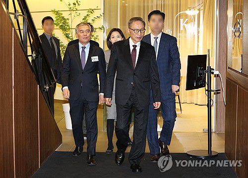 신년 인사회 참석하는 이명박 전 대통령(서울=연합뉴스) 김성민 기자 = 이명박 전 대통령(오른쪽)이 2일 오전 서울 시내 한 호텔 식당에서 열린 '이 전 대통령-서울시의회 국민의힘 신년 인사회'에 참석하고 있다. 2024.2.2 ksm7976@yna.co.kr