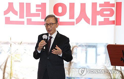인사말하는 이명박 전 대통령(서울=연합뉴스) 김성민 기자 = 이명박 전 대통령이 2일 오전 서울 시내 한 호텔 식당에서 열린 '이 전 대통령-서울시의회 국민의힘 신년 인사회'에서 인사말하고 있다. 2024.2.2 ksm7976@yna.co.kr