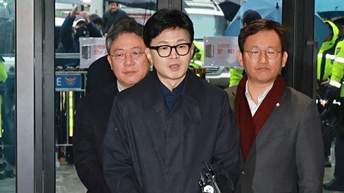 취재진 질문에 답하는 한동훈 비대위원장(서울=연합뉴스) 한종찬 기자= 국민의힘 한동훈 비상대책위원장이 5일 오전 서울 여의도 국민의힘 당사로 출근하며 취재진 질문에 답하고 있다 2024.2.5 saba@yna.co.kr