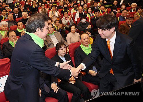 축사마친 이준석 대표와 악수하는 이낙연 공동대표(서울=연합뉴스) 이정훈 기자 = 새로운미래 이낙연 공동대표가 4일 국회 의원회관에서 열린 새로운미래 중앙당 창당대회에서 축사를 마친 개혁신당 이준석 대표와 악수하고 있다. 2024.2.4 uwg806@yna.co.kr