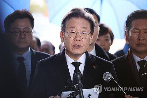 이재명 대표 5·18 묘지서 긴급 기자회견(광주=연합뉴스) 천정인 기자 = 더불어민주당 이재명 대표가 5일 오전 광주 북구 국립 5·18 민주묘지에서 긴급 기자회견을 하고 있다. 2024.2.5 iny@yna.co.kr