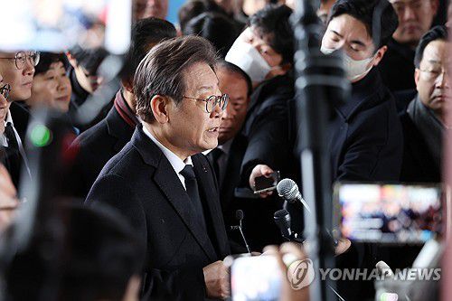 5·18 묘지서 기자회견하는 이재명 대표(광주=연합뉴스) 천정인 기자 = 더불어민주당 이재명 대표가 5일 오전 광주 북구 국립 5·18 민주묘지에서 긴급 기자회견을 하고 있다. 2024.2.5 iny@yna.co.kr