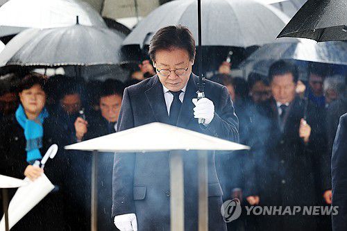중대 발표 직전 5·18 묘지 참배(광주=연합뉴스) 천정인 기자 = 더불어민주당 이재명 대표가 5일 오전 광주 북구 국립 5·18 민주묘지를 참배하고 있다. 이 대표는 참배 직후 긴급 기자회견을 열고 비례대표 배분 방식을 준연동형으로 유지하겠다고 밝혔다. 2024.2.5 iny@yna.co.kr
