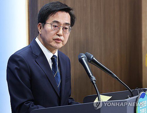 질문에 답하는 김동연 경기도지사(수원=연합뉴스) 홍기원 기자 = 김동연 경기도지사가 5일 오전 경기도 수원시 경기도청에서 열린 경기도 동북권 공공의료원 설립 계획 발표 기자회견에서 취재진 질문에 답하고 있다. 2024.2.5 xanadu@yna.co.kr