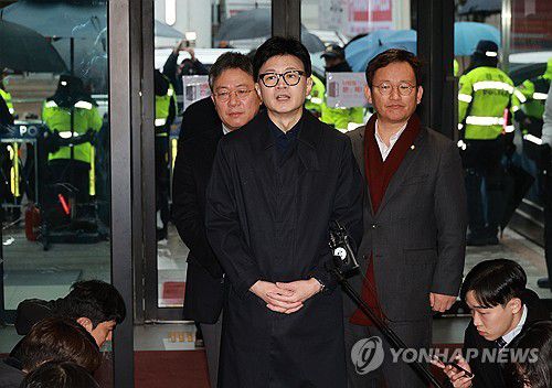 취재진 질문에 답하는 한동훈 비대위원장(서울=연합뉴스) 한종찬 기자 = 국민의힘 한동훈 비상대책위원장이 5일 오전 서울 여의도 국민의힘 당사로 출근하며 취재진 질문에 답하고 있다. 2024.2.5 saba@yna.co.kr