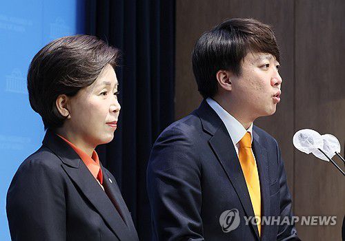 개혁신당, 메가 서울 정책은 서울 주민 동의가 우선돼야..(서울=연합뉴스) 이정훈 기자 = 개혁신당 이준석 대표와 양향자 원내대표가 5일 국회 소통관에서 기자회견을 열고 여당의 메가 서울 정책에 대해 서울 주민의 의사를 묻는 주민투표를 실시할 것을 제안하고 있다. 2024.2.5 uwg806@yna.co.kr