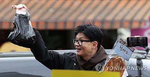 시민들과 인사 나누는 한동훈 비대위원장(서울=연합뉴스) 한종찬 기자 = 국민의힘 한동훈 비상대책위원장이 설 명절 연휴를 나흘 앞둔 5일 서울 동대문구 청량리 청과물시장·경동시장을 방문해 구매한 상품을 들어보이며 시민들과 인사를 나누고 있다. 2024.2.5 [공동취재] saba@yna.co.kr