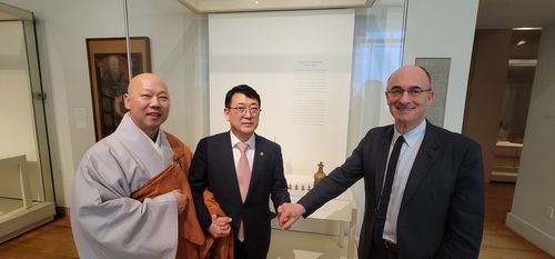 협상 후 기념 촬영하는 관계자들왼쪽부터 대한불교조계종 혜공스님, 최응천 문화재청장, 매튜 테이텔바움 보스턴미술관장 [문화재청 제공. 재판매 및 DB 금지]