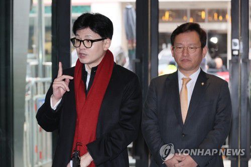 취재진 질문에 답하는 한동훈 비대위원장(서울=연합뉴스) 이정훈 기자= 국민의힘 한동훈 비상대책위원장이 6일 오전 서울 여의도 당사로 출근하며 취재진의 질문에 답하고 있다. 2024.2.6 uwg806@yna.co.kr