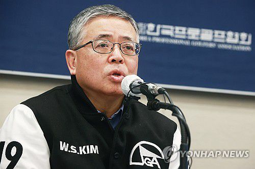 질문에 답하는 김원섭 KPGA 회장(서울=연합뉴스) 진연수 기자 = 김원섭 한국프로골프협회(KPGA) 회장이 6일 서울 중구 프레스센터에서 열린 취임 기자간담회에서 질문에 답하고 있다. 2024.2.6 jin90@yna.co.kr