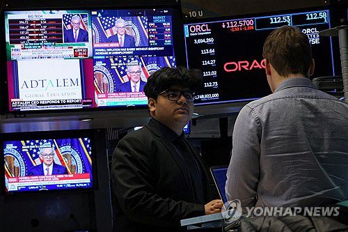 NYSE 입회장에서 일하는 트레이더들의 모습[연합뉴스 자료사진]
