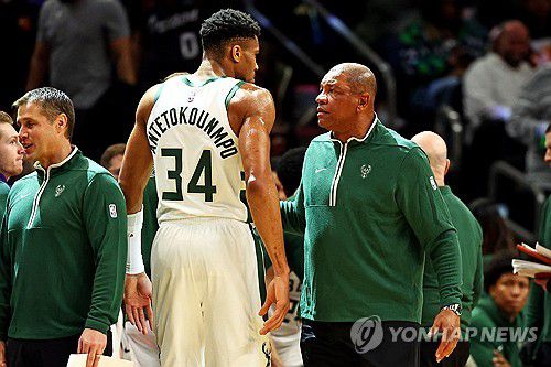 리버스 밀워키 감독(오른쪽)[로이터=연합뉴스] Mandatory Credit: Mark J. Rebilas-USA TODAY Sports