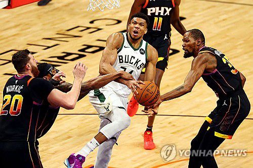 밀워키와 피닉스의 7일 경기 모습. [로이터=연합뉴스] Mandatory Credit: Mark J. Rebilas-USA TODAY Sports