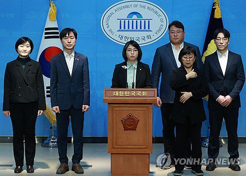 비례연합정당 추진 방향 제안(서울=연합뉴스) 한종찬 기자 = 새진보연합 용혜인 상임선대위원장이 7일 오전 국회 소통관에서 기자회견을 열고 비례연합정당 추진 방향을 제안하고 있다. 2024.2.7 saba@yna.co.kr