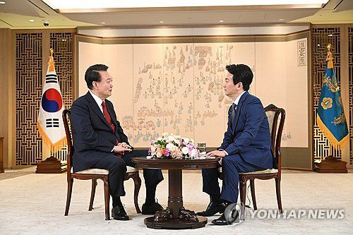 윤석열 대통령, 특별대담(서울=연합뉴스) 진성철 기자 = 윤석열 대통령이 지난 4일 서울 용산 대통령실 청사에서 KBS와 특별대담을 하고 있다. 2024.2.7  [대통령실 제공. 재판매 및 DB 금지] zjin@yna.co.kr