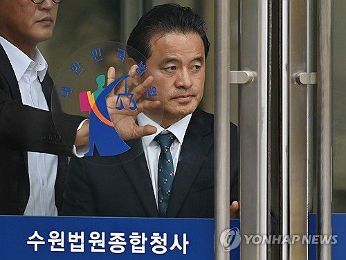 더불어민주당 임종성 의원(수원=연합뉴스) 홍기원 기자 = 공직선거법 위반 혐의로 1심에서 징역 4월에 집행유예 2년을 선고받은 더불어민주당 임종성 의원이 작년 11월 1일 오후 경기도 수원시 영통구 수원고등법원에서 열린 항소심 선고공판을 마치고 나오는 모습[연합뉴스 자료사진]