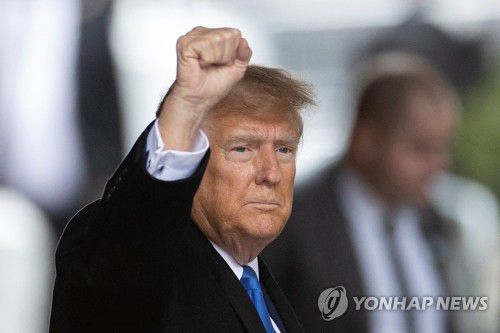 지지자들에 주먹 쥐어보이는 트럼프[로이터 연합뉴스 자료사진]