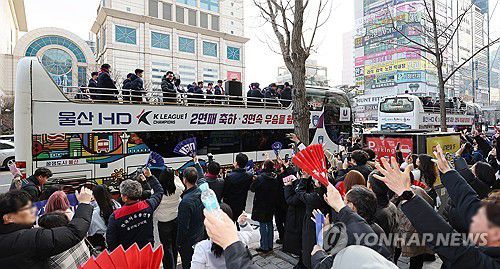 'K리그1 2연패' 울산 HD 카퍼레이드(울산=연합뉴스) 김용태 기자 = 8일 오후 울산시 남구 일대에서 프로축구 K리그1 2연패를 달성한 울산 HD(옛 울산 현대)의 카퍼레이드가 열린 가운데 팬들과 시민들이 환호하고 있다. 2024.2.8 yongtae@yna.co.kr