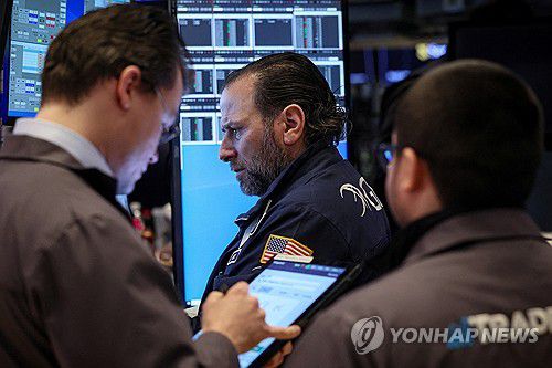 NYSE 입회장에서 일하는 트레이더들의 모습[연합뉴스 자료사진]