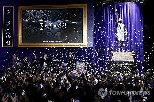 브라이언트 동상[로이터=연합뉴스] Mandatory Credit: Jason Parkhurst-USA TODAY Sports