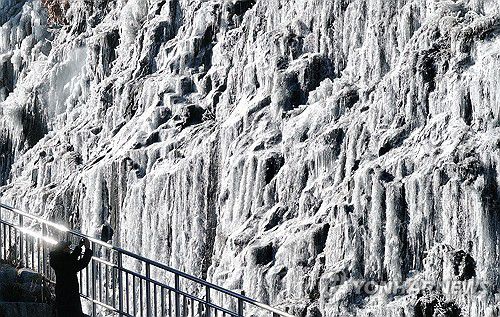 추위가 만든 빙벽[연합뉴스 자료사진]