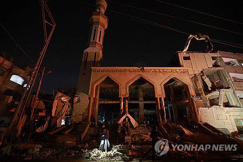 이스라엘 폭격으로 파괴된 가자 남부 라파의 모스크(라파 AFP=연합뉴스) 12일(현지시간) 이스라엘군의 폭격을 받은 가자지구 최남단 도시 라파의 한 모스크(이슬람 사원) 모습. 2024.2.12