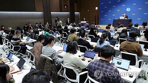 금통위 기자간담회 참석한 이창용 한은 총재(서울=연합뉴스) 이창용 한국은행 총재가 11일 서울 중구 한국은행에서 열린 금융통화위원회 금리 결정 관련 기자간담회에서 발언하고 있다. 2024.1.11 [사진공동취재단] photo@yna.co.kr