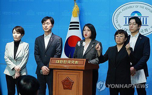 비례연합정당 추진 방향 발표(서울=연합뉴스) 한종찬 기자 = 기본소득당 용혜인 상임대표가 22일 오전 국회 소통관에서 민주진보진영 비례연합정당 추진 방향 발표 기자회견을 하고 있다. 2024.1.22 saba@yna.co.kr