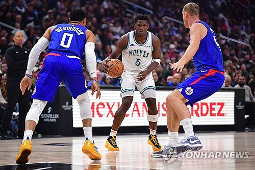 미네소타와 LA 클리퍼스의 경기 모습. [로이터=연합뉴스] Mandatory Credit: Gary A. Vasquez-USA TODAY Sports