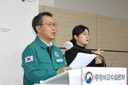 박민수 차관, 의사 집단행동 중앙사고수습본부 브리핑(세종=연합뉴스) 배재만 기자 = 박민수 보건복지부 2차관이 13일 오전 정부세종청사에서 의사 집단행동 중앙사고수습본부 정례 브리핑을 하고 있다. 2024.2.13 scoop@yna.co.kr