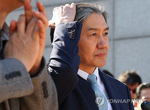 신당 창당 선언한 조국(부산=연합뉴스) 손형주 기자 = 조국 전 법무부 장관이 13일 부산 민주공원에서 기자회견을 열고 신당창당을 선언하고 있다. 조 전 장관은 "무능한 검찰독재정권 종식을 위해 맨 앞에서 싸우겠다"며 신당 창당을 공식 선언했다.2024.2.13 handbrother@yna.co.kr