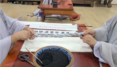 낙화봉 만들기 시연[세종시 제공. 재판매 및 DB 금지]