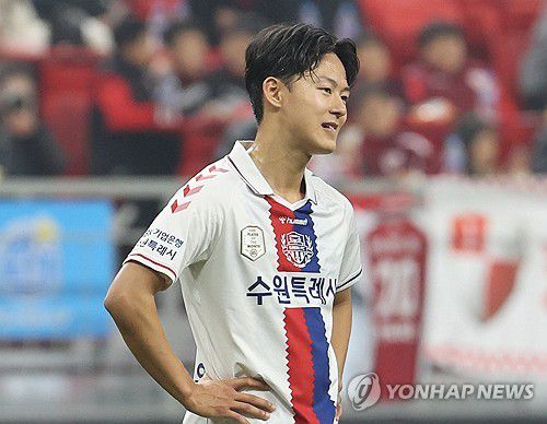 레드카드 받은 이승우(부산=연합뉴스) 박성제 기자 = 6일 부산 아시아드주경기장에서 열린 프로축구 승강 플레이오프 1차전 부산 아이파크와 수원FC 경기. 수원 이승우가 레드카드를 받고 있다. 2023.12.6 psj19@yna.co.kr