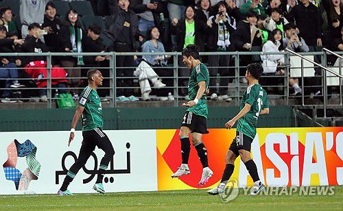 전북 현대 에르난데스, 달콤한 골(전주=연합뉴스) 나보배 기자 = 14일 오후 전북 전주시 덕진구 전주월드컵경기장에서 열린 아시아축구연맹(AFC) 챔피언스리그 16강 1차전. 전북 현대모터스와 포항 스틸러스의 경기에서 전북 에르난데스(맨 왼쪽)가 골을 넣은 뒤 기뻐하고 있다. 2024.2.14 warm@yna.co.kr